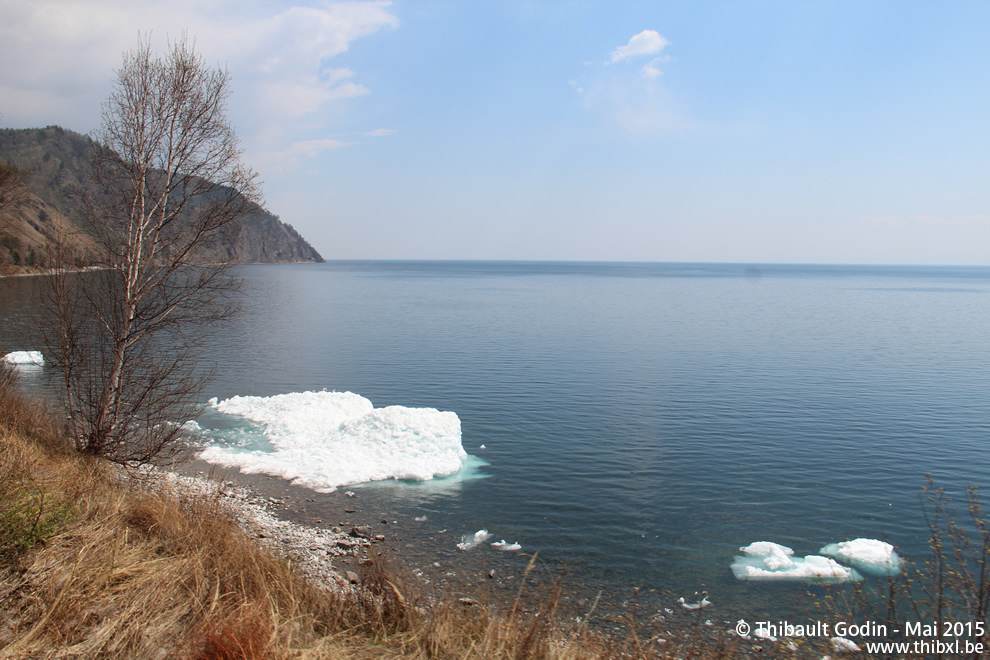 Derniers morceaux de glace sur les rives du lac Baïkal en ce mois de mai 2015